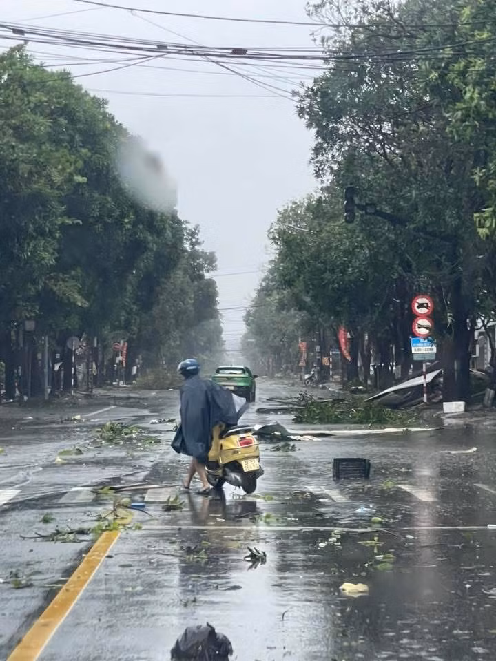 Các cơ quan khí tượng cảnh báo, hoàn lưu bão số 10 sẽ tiếp tục gây mưa lớn trong nhiều giờ tới, nguy cơ rất cao xảy ra lũ quét, sạt lở đất ở miền núi và ngập úng sâu tại vùng trũng thấp.