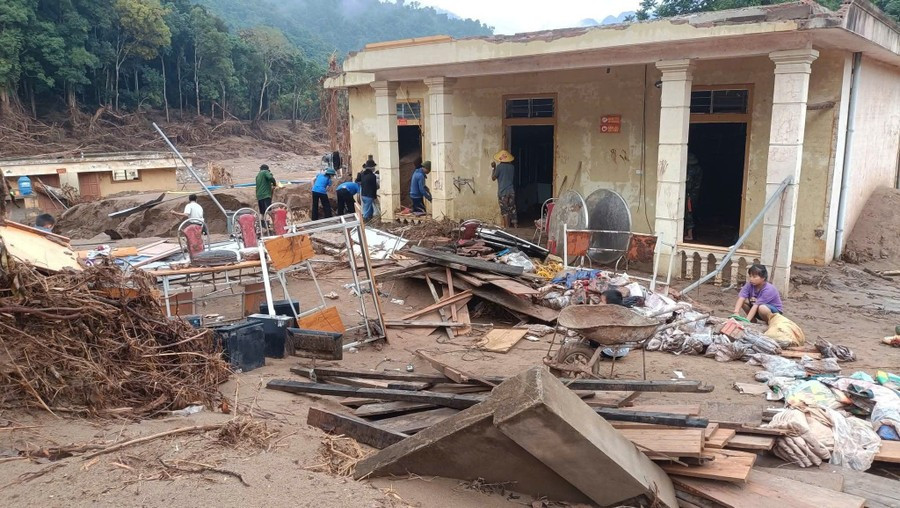 Bàn ghế, trang thiết bị, sách vở bị lũ bùn nhấn chìm hư hỏng hoàn toàn.