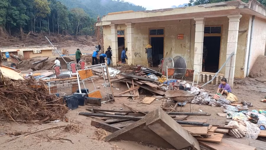 Bàn ghế, trang thiết bị, sách vở bị lũ bùn nhấn chìm hư hỏng hoàn toàn.