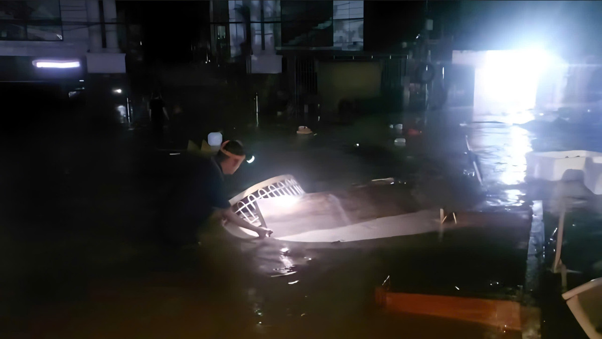 Mường Xén chìm trong biển nước, người dân chạy lũ trong đêm. z6831209096632cd2e26ee11b09b1596cfc74883b532e3-17531994016022052242744.jpg