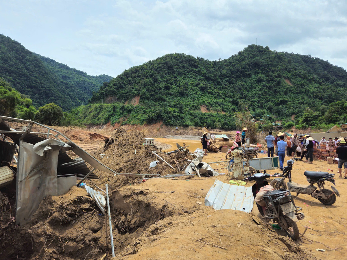 Chỉ trong một đêm, người dân ở các bản làng vùng cao của tỉnh Nghệ An đã lâm vào tình cảnh "màn trời chiếu đất " do nhà cửa bị cuốn trôi.