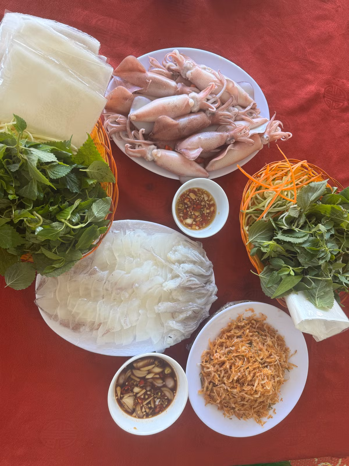 Mực nháy nơi đây được chế biến chủ yếu 2 món là hấp và làm gỏi, gia vị không thể thiếu khi ăn đặc sản này là mù tạt hoặc nước mắm gừng, kẹp lá lốt. Món này không có vị tanh, trái lại có vị ngọt, dai dai và cảm giác thơm ngon đến miếng cuối cùng.