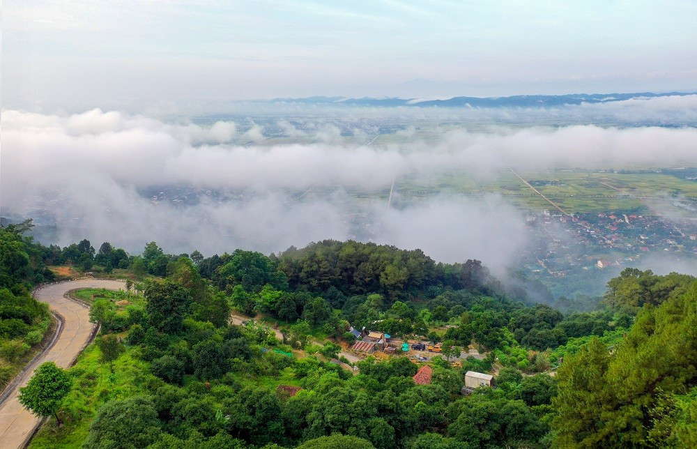 Vườn hồng chín đỏ rực trải dài trên sườn đồi giữa màn sương mờ ảo, mê hoặc du khách đến với dãy núi thiêng Đại Huệ.