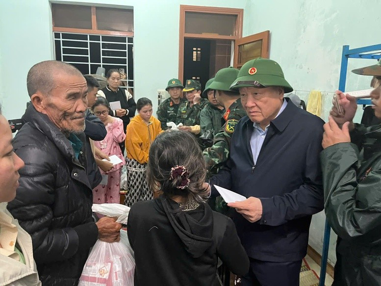 View - Phó Thủ tướng Nguyễn Hòa Bình thăm hỏi người dân vùng rốn lũ Đắk Lắk | Báo Tri thức và Cuộc sống - TIN TỨC PHỔ BIẾN KIẾN THỨC 24H