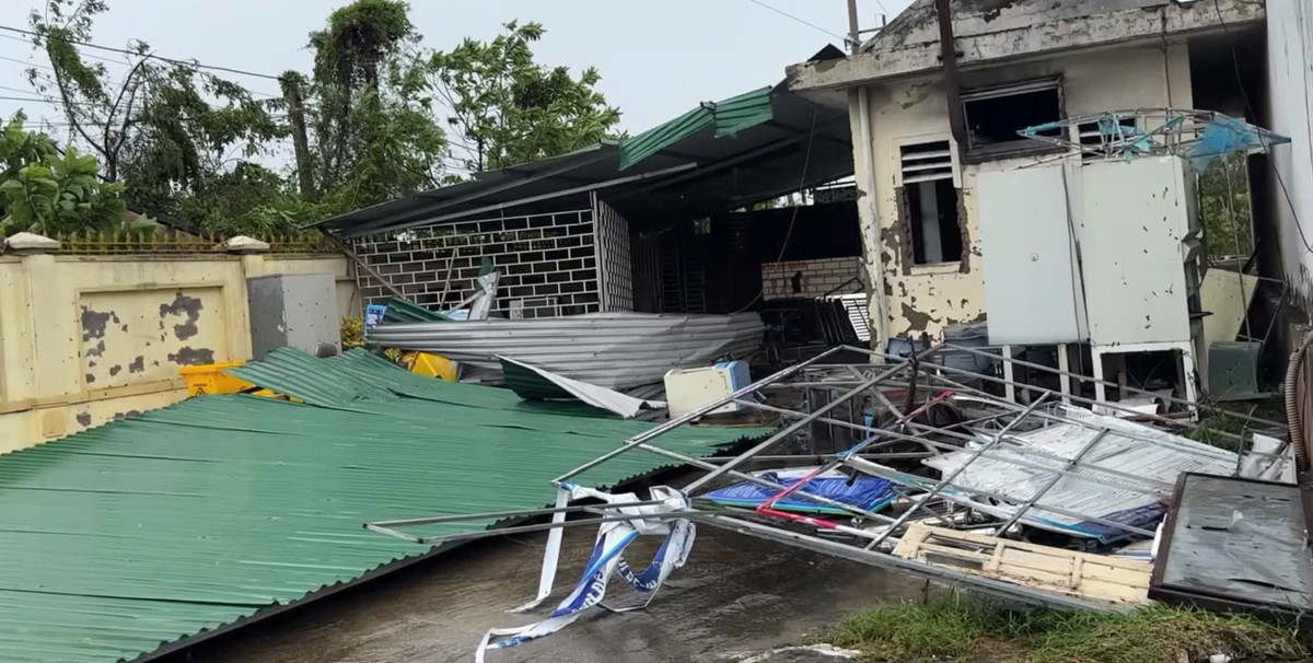 Một mái tôn và tấm biển quảng cáo của Bệnh viện Phổi Nghệ An bị bão đánh sập.