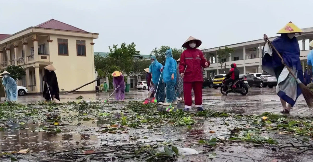 Hiện, nhiều bệnh viện vẫn đang khẩn trương thu dọn, sửa chữa, kiểm tra hệ thống điện nước và bố trí trực 24/24h, nhanh chóng ổn định hoạt động.