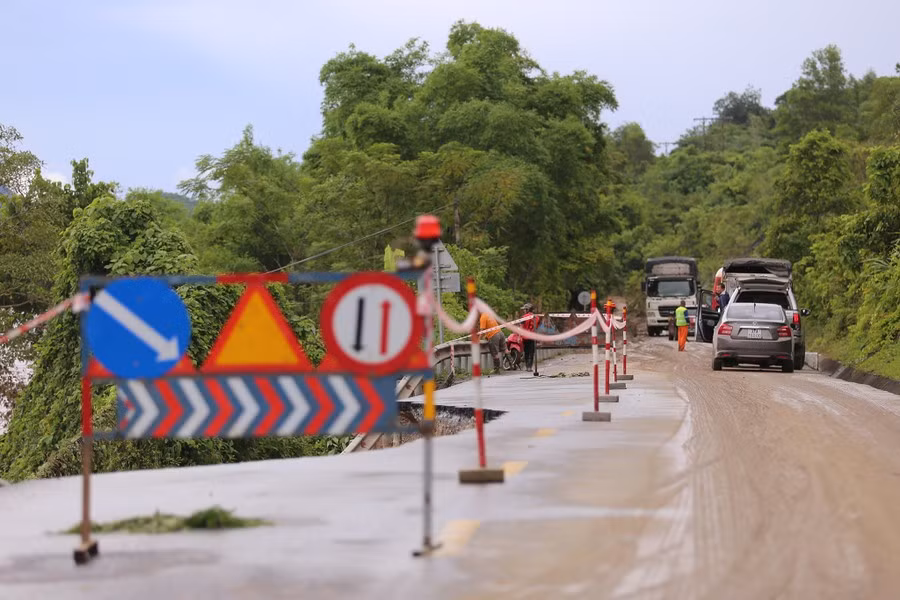 Lực lượng chức năng đặt biển cảnh báo, hạn chế các phương tiện tải trọng lớn qua lại. >>> Mời độc giả xem thêm video: