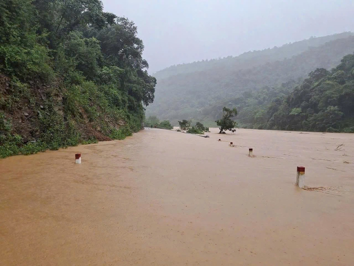 Công tác phòng, chống lũ lụt ở các xã miền núi Nghệ An đang diễn ra hết sức khẩn trương, cấp bách. Tuy nhiên, khó khăn hiện tại là giao thông bị chia cắt khiến việc tiếp cận các bản, làng bị gián đoạn.