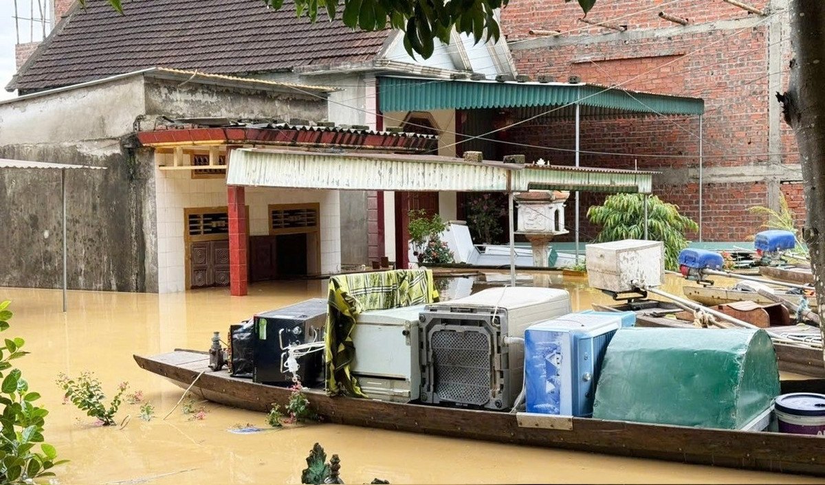 Diễn biến của mưa lũ đang diễn ra phức tạp nên người dân chủ động di dời tài sản đến nơi an toàn.