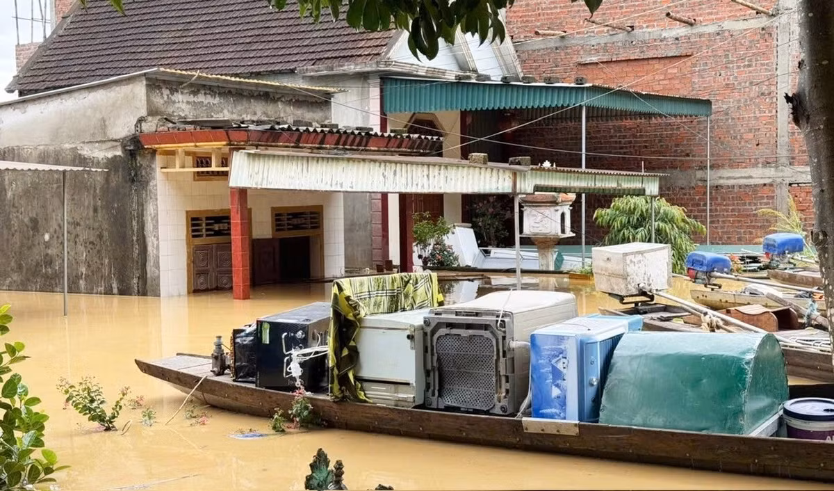 Diễn biến của mưa lũ đang diễn ra phức tạp nên người dân chủ động di dời tài sản đến nơi an toàn.