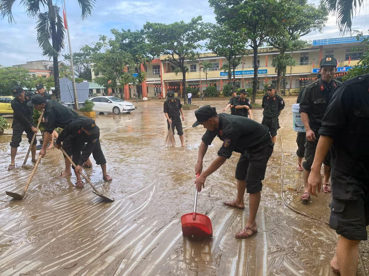 Tại Trường Tiểu học số 1 Hòa Nhơn (xã Bà Nà), nước lũ tràn vào khiến 15 phòng học bị ngập sâu hơn 1,5 mét, bùn non phủ dày trên sàn, tường, bàn ghế và đồ dùng học tập.