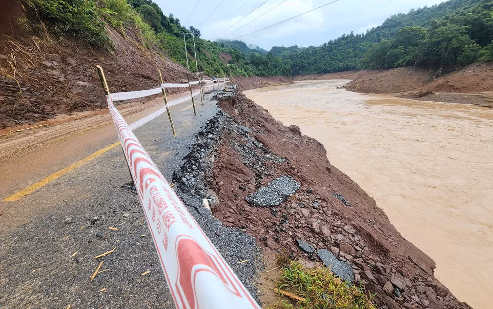 Quốc lộ 16 dài hàng trăm kilomet là tuyến đường trọng yếu đi qua nhiều xã vùng sâu, vùng xa thuộc các huyện Quế Phong, Kỳ Sơn, Tương Dương (cũ) của tỉnh Nghệ An. Do ảnh hưởng của hoàn lưu bão số 3 kết hợp mưa kéo dài, lũ lụt đã khiến tuyến đường này bị tàn phá nặng nề.