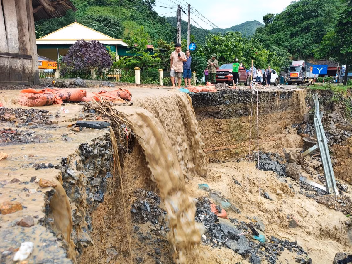 Quốc lộ 16 đoạn qua địa phận bản Huồi Cáng 1, xã Bắc Lý, tỉnh Nghệ An bị sạt lở nghiêm trọng.