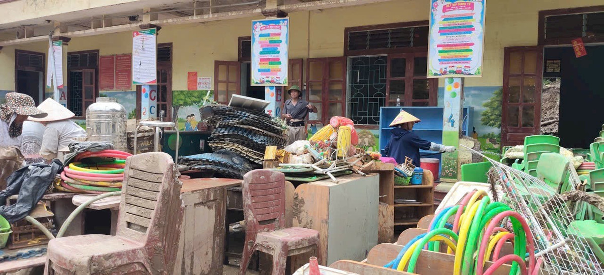 Gần nửa tháng nay, chính quyền cùng lực lượng vũ trang, thầy cô giáo nỗ lực dọn dẹp, khắc phục hậu quả mưa lũ nhằm phục vụ cho việc dạy và học ổn định trở lại.