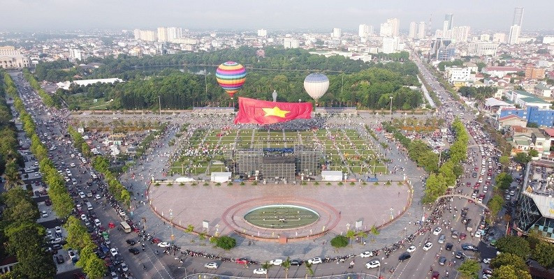 Hàng nghìn người dân tụ hội về quảng trường tham dự lễ kỷ niệm sinh nhật Bác. 4.jpg