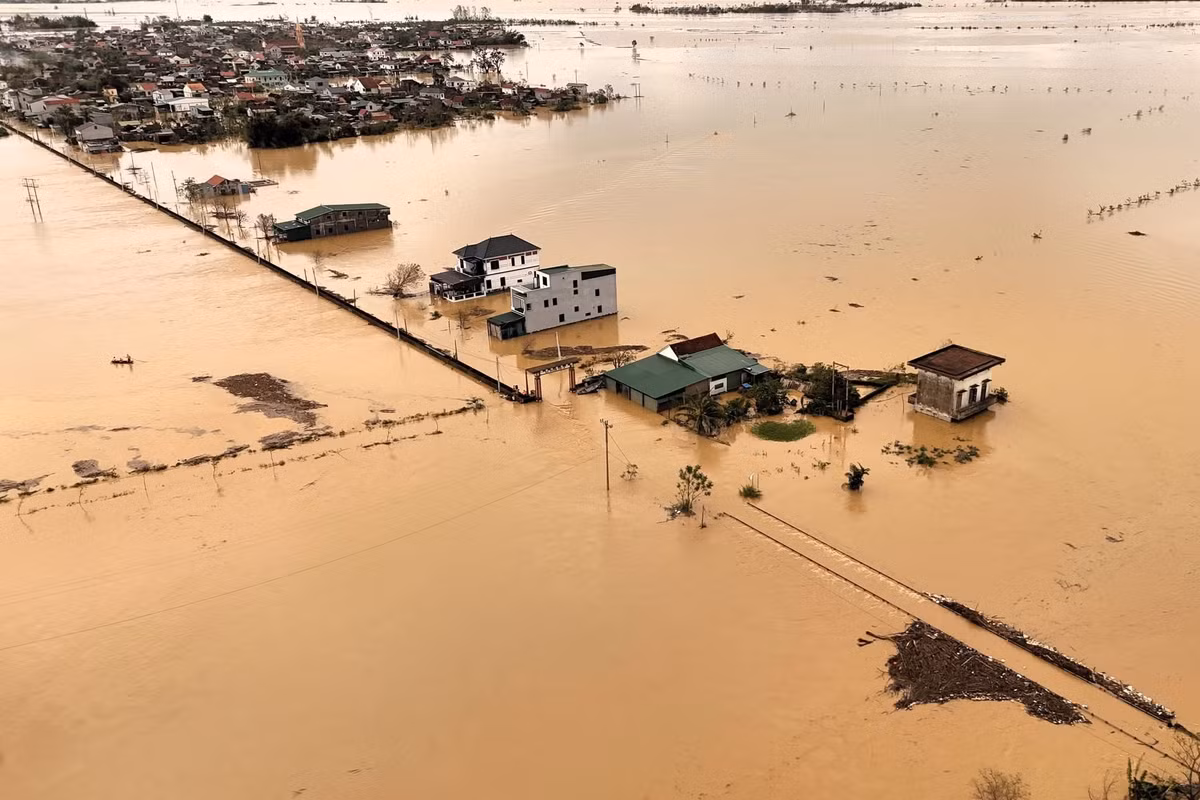 Đến chiều 30/9, nước sông Lam vẫn chưa có dấu hiệu rút, giao thông khu vực ngoài đê gần như tê liệt. Người dân sống trong cảnh ngập lụt, nỗi lo thiếu lương thực, nước sạch ngày càng hiện hữu.