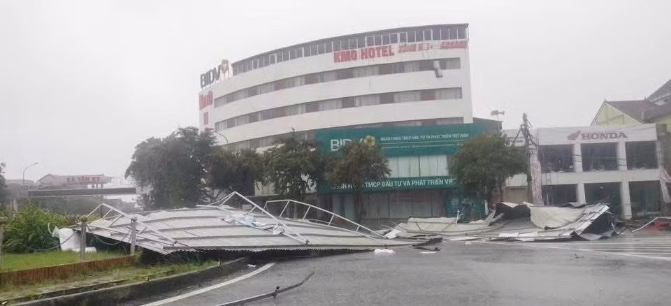 Vòng xuyến Tân Kỳ ngổn ngang sau bão.