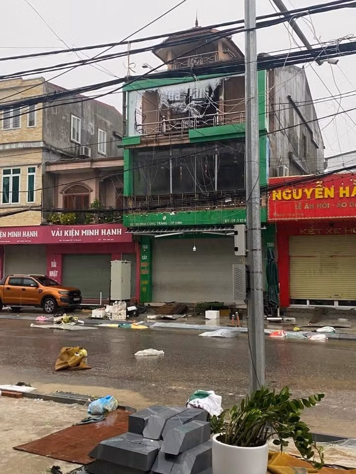 Nhiều biển hiệu của các cửa hàng kinh doanh, buôn bán bị gió giật bay, rơi xuống đường.