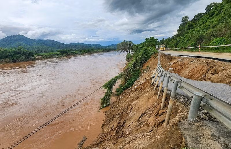 Trưa ngày 24/7, mực nước trên sông Lam xuống nhanh, nhiều điểm ngập lụt trên tuyến quốc lộ 7 nước rút xuống để lại lớp bùn đất dày, cá biệt có những điểm ngập, lớp bùn đất dày hơn 1m.