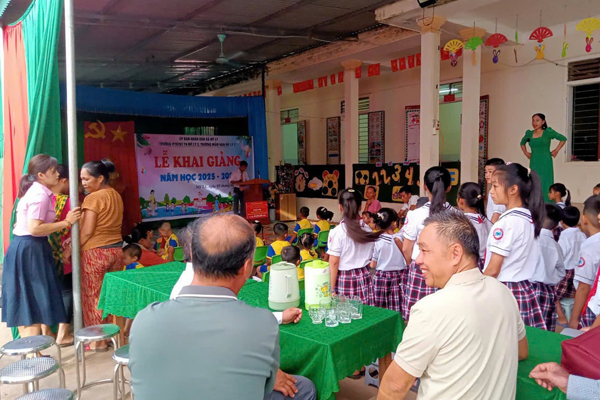 Bác Nguyễn Văn Nam, một người dân chia sẻ: "Chịu ảnh hưởng nặng nề của trận bão vừa qua, nhà cửa, trường học, sách vở, quần áo của các cháu bị cuốn trôi. Nhưng hôm nay được thấy cháu được dự lễ khai giảng, tôi rất mừng. Mong các cháu cố gắng học tập, sau này có tri thức để thoát khỏi cảnh nghèo khó, xây dựng quê hương ngày càng tốt đẹp hơn".