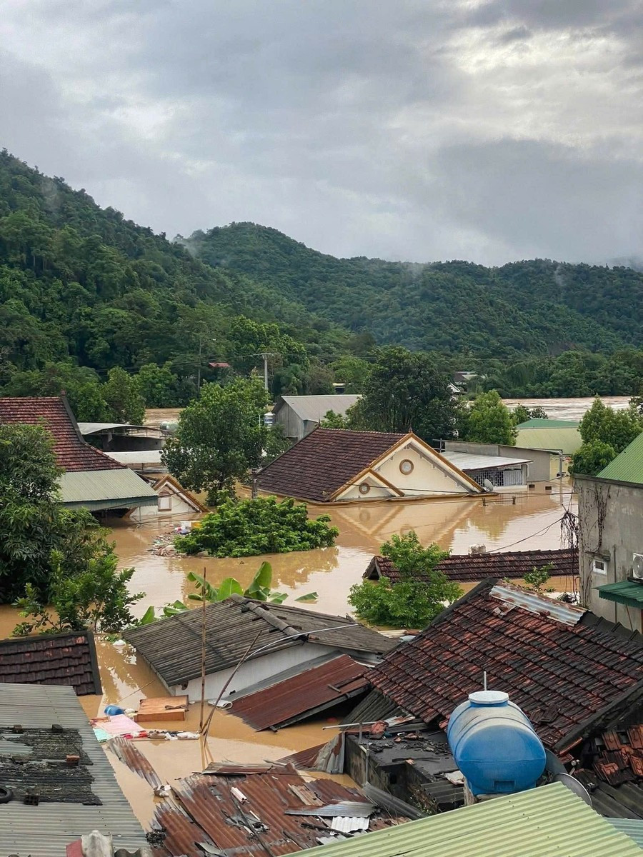 Mưa lớn nhiều ngày khiến tình trạng ngập lụt xảy ra trên diện rộng ở các xã miền núi Nghệ An. Một số bản làng bị ngập sâu như: Mường Xén (xã Mường Xén); xã Mỹ Lý; bản Làng Nhung, bản Khe Bố (xã Tam Quang); Thạch Giám (xã Tương Dương)…