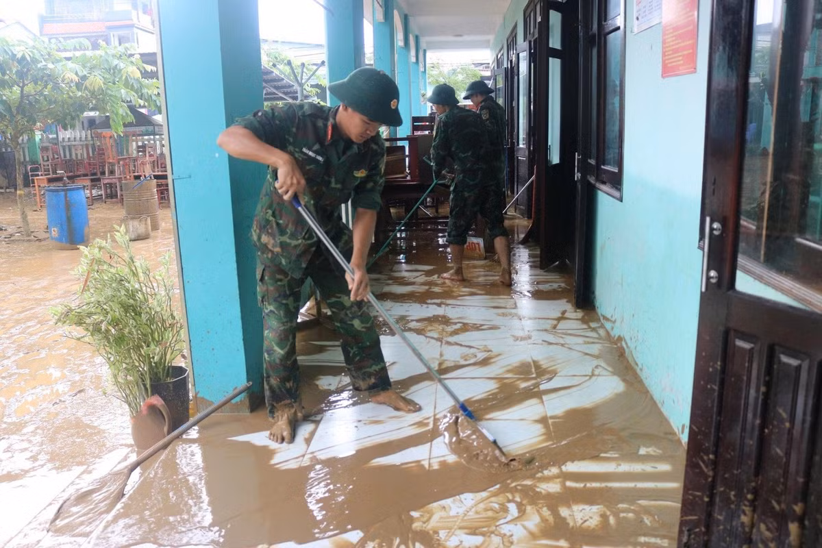 Những vật dụng chứa đựng bao tâm huyết của thầy trò giờ đây chìm trong bùn đất và nước. Nhưng trong khó khăn, tinh thần "tất cả vì học sinh thân yêu" lại tỏa sáng hơn bao giờ hết.