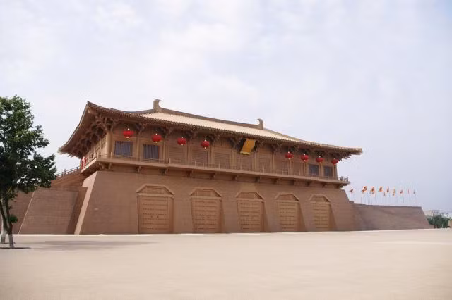 Năm 670, cung điện này được đổi tên một lần nữa thành Hàm Nguyên cung trước khi lấy lại tên cũ là Đại Minh cung vào năm 705. Hoàng cung này là quần thể kiến trúc cung điện lớn nhất thế giới, chiếm hơn 354ha, gấp 4,5 lần diện tích của Tử Cấm Thành, tức Cố cung ngày nay, gấp 13 lần diện tích Cung điện Louvre (Pháp).