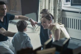 Dylan O'Brien và Phoebe Dynevor nên duyên trong 'drama gia đình' căng thẳng nhất dịp cuối năm