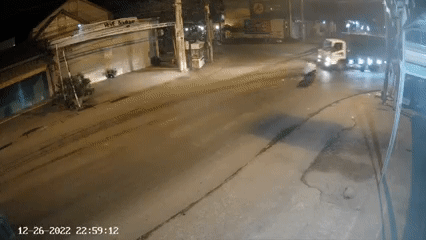 Tình huống giao thông nguy hiểm khiến nam thanh niên bị chỉ trích ảnh 1