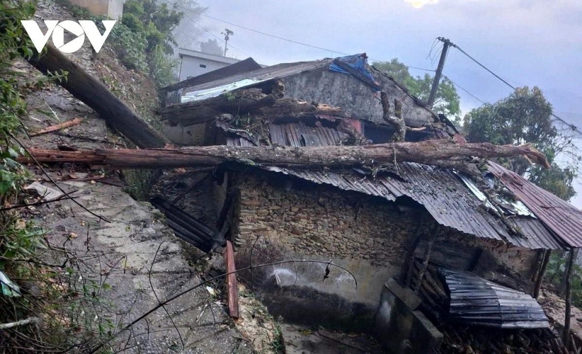 Dông lốc đã làm đổ gãy cây cối, hư hỏng nhà và tài sản của người dân xã Thu Lũm... ước thiệt hại hơn 200 triệu đồng