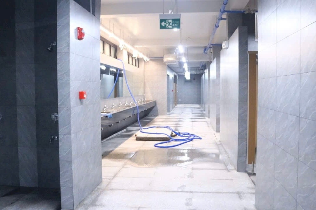 Bên trong hầm đi bộ gần quảng trường Thùy Vân. Dự kiến dự án tháp Tam Thắng sẽ hoàn thiện trước ngày 22/8, nhằm chuẩn bị cho sự kiện chào mừng ngày Quốc khánh 2/9, khánh thành công viên và quảng trường Thùy Vân. Ảnh: Hoàng Nhân.