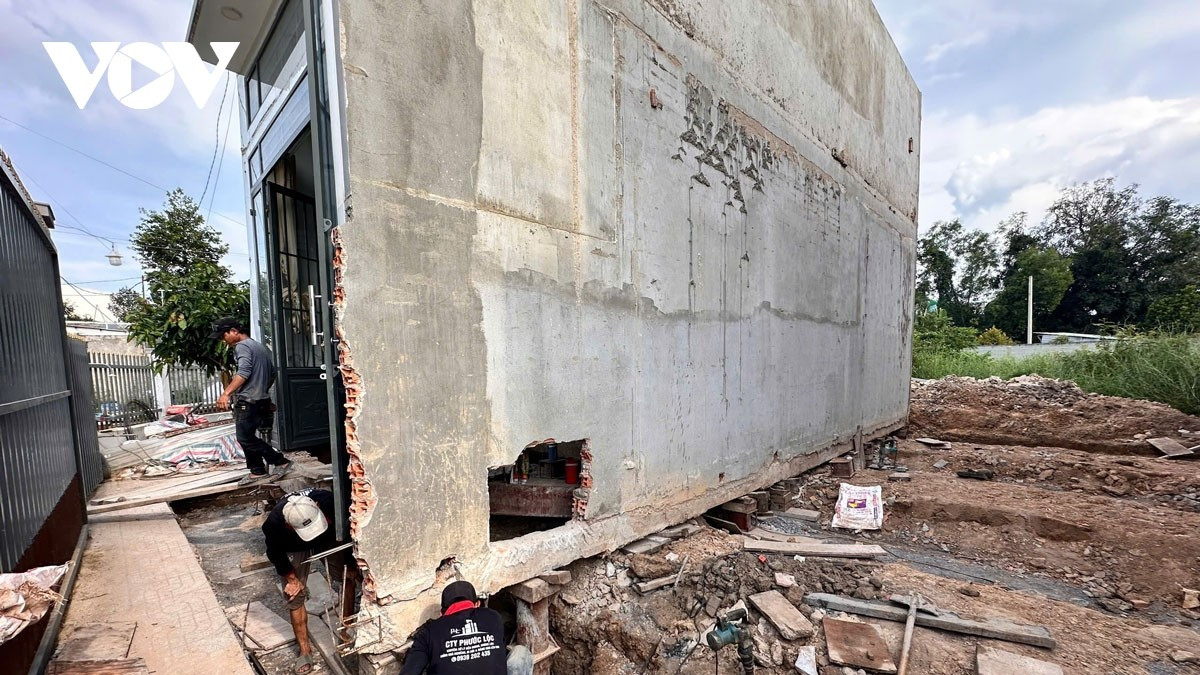 Căn nhà đang được di dời