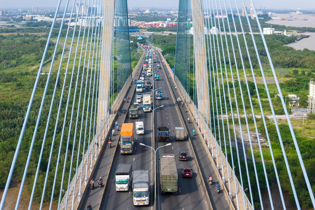 Trong đó, đoạn đường Võ Chí Công từ cầu Phú Mỹ tới cầu Phú Hữu dài gần 8 km đã được Sở Giao thông vận tải TP.HCM (nay là Sở Xây dựng) đề xuất UBND TP bố trí ngân sách gần 3.400 tỷ đồng để mở rộng nhằm kết nối trực tiếp với nút giao Mỹ Thủy và cao tốc TP.HCM - Long Thành - Dầu Giây.