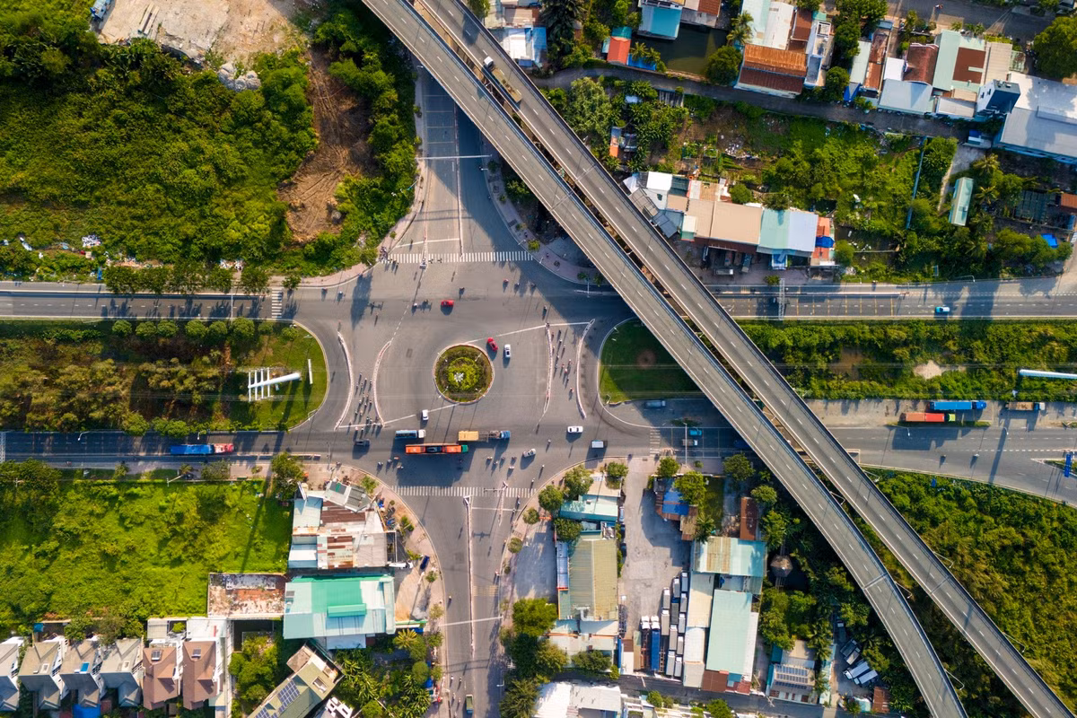 Đường Võ Chí Công đang dần trở thành một phần không thể thiếu trong cấu trúc giao thông của TP.HCM mới - nơi trọng tâm đô thị đang dịch chuyển về phía đông, gắn với các "đầu mối" chiến lược như Thủ Thiêm, cao tốc TP.HCM - Long Thành - Dầu Giây và sân bay quốc tế Long Thành.