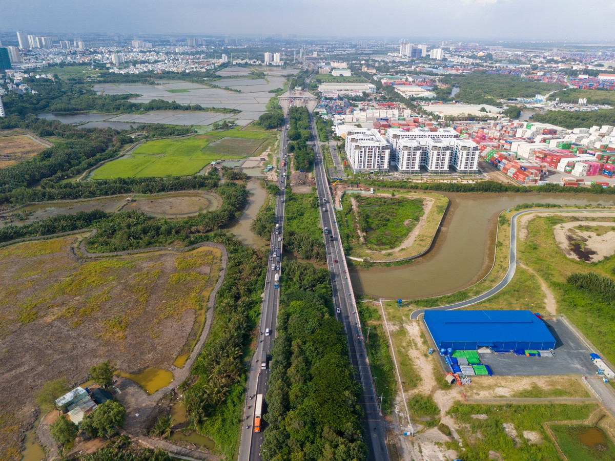 Song song đó, các đơn vị đang đề xuất mở rộng hàng loạt cây cầu dọc tuyến đường Võ Chí Công để đảm bảo an toàn giao thông, giải quyết bài toán ùn tắc giao thông cho khu vực.