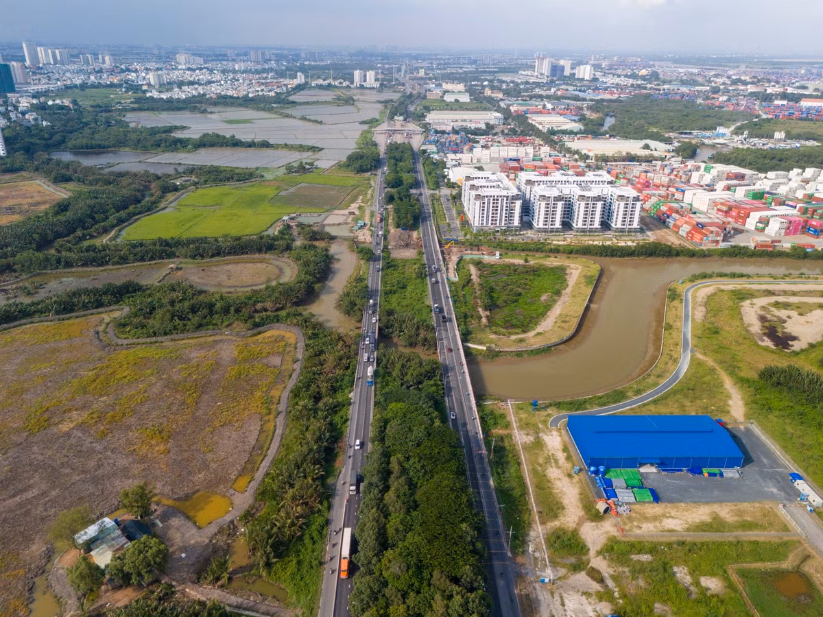 Song song đó, các đơn vị đang đề xuất mở rộng hàng loạt cây cầu dọc tuyến đường Võ Chí Công để đảm bảo an toàn giao thông, giải quyết bài toán ùn tắc giao thông cho khu vực.