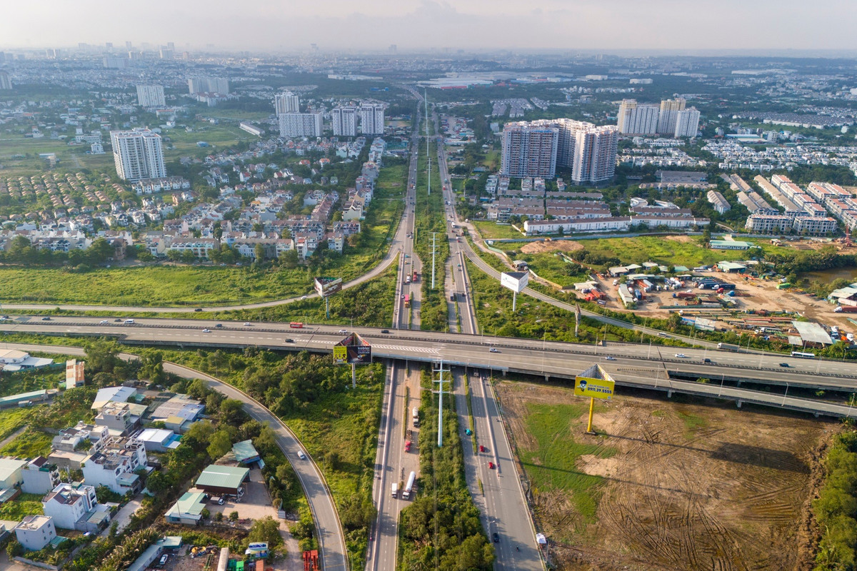 Dọc trục Võ Chí Công (TP Thủ Đức), nhiều dự án chung cư cao tầng và khu biệt thự sang trọng của các "ông lớn" bất động sản cũng đã nối tiếp nhau mọc lên, tạo nên diện mạo đô thị sầm uất.