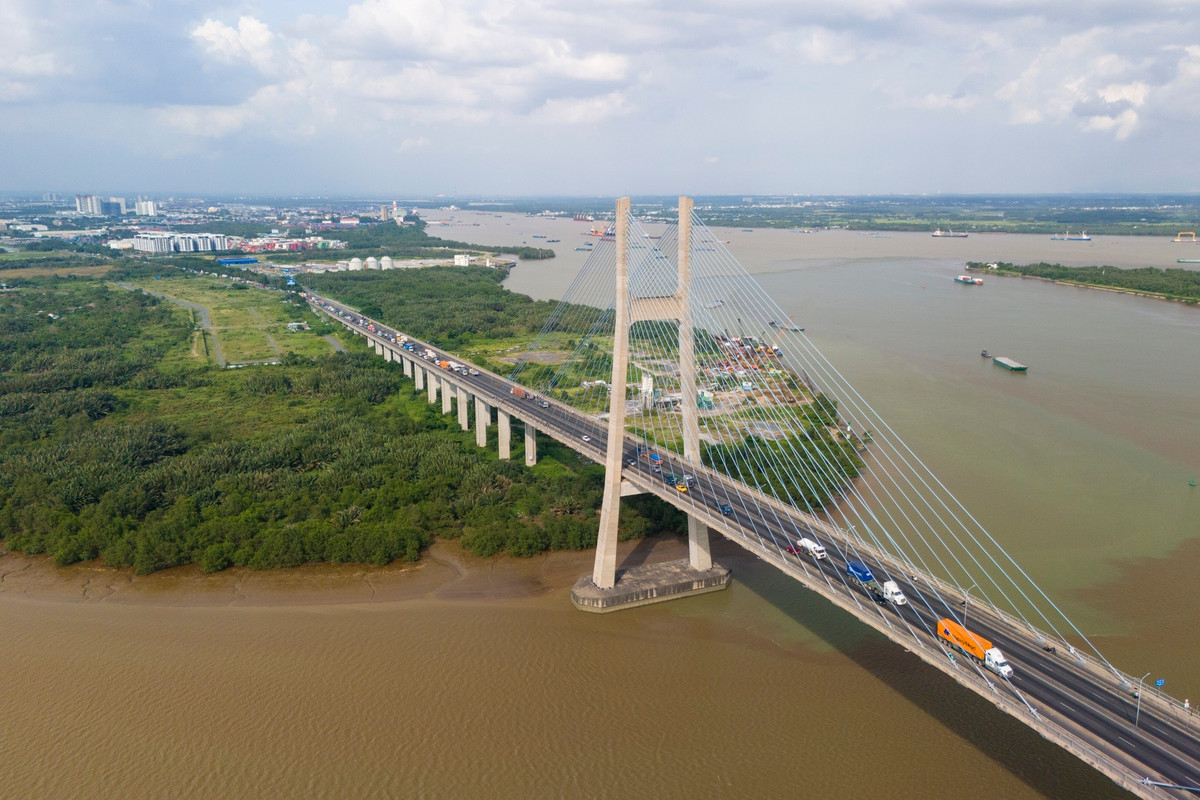 Đường Võ Chí Công có chiều dài hơn 13 km bắt đầu từ chân cầu Phú Mỹ đến Xa lộ Hà Nội, TP.HCM. Đây là tuyến đường quan trọng góp phần kết nối luồng phương tiện lớn theo hướng Xa lộ Hà Nội (đoạn cầu Rạch Chiếc), qua Khu công nghệ cao đến cầu Phú Mỹ, đồng thời cũng sẽ nối khu đông TP.HCM với sân bay Long Thành trong tương lai.