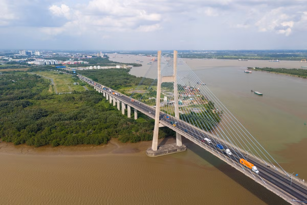 Đường Võ Chí Công có chiều dài hơn 13 km bắt đầu từ chân cầu Phú Mỹ đến Xa lộ Hà Nội, TP.HCM. Đây là tuyến đường quan trọng góp phần kết nối luồng phương tiện lớn theo hướng Xa lộ Hà Nội (đoạn cầu Rạch Chiếc), qua Khu công nghệ cao đến cầu Phú Mỹ, đồng thời cũng sẽ nối khu đông TP.HCM với sân bay Long Thành trong tương lai.
