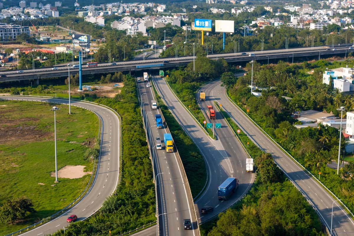 Việc mở rộng đường, khép kín Vành đai 2, hoàn thiện nút giao Mỹ Thủy, đồng bộ hóa các cầu hẹp là nhiệm vụ cấp bách kéo dài đến năm 2026. Khi hoàn thành, tuyến đường Võ Chí Công sẽ trở thành trụ cột hạ tầng kết nối theo hướng đa phương thức, phục vụ nhu cầu vận tải hành khách và hàng hóa giữa TP.HCM và sân bay Long Thành.