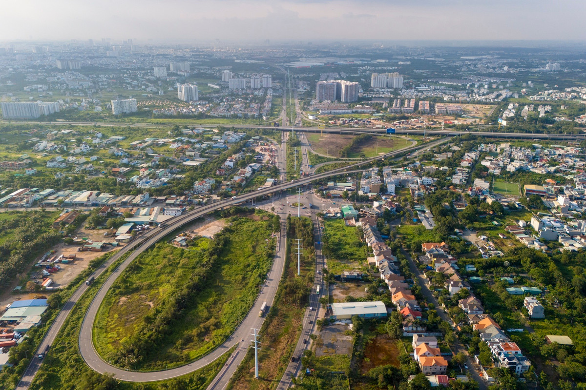 Đoạn từ nút giao Mỹ Thủy đến cầu Phú Hữu dài 5,6 km mở rộng từ 6 lên 12 làn xe, xây dựng một đơn nguyên cầu Phú Hữu 4 làn xe, tổng vốn 2.259 tỷ đồng.