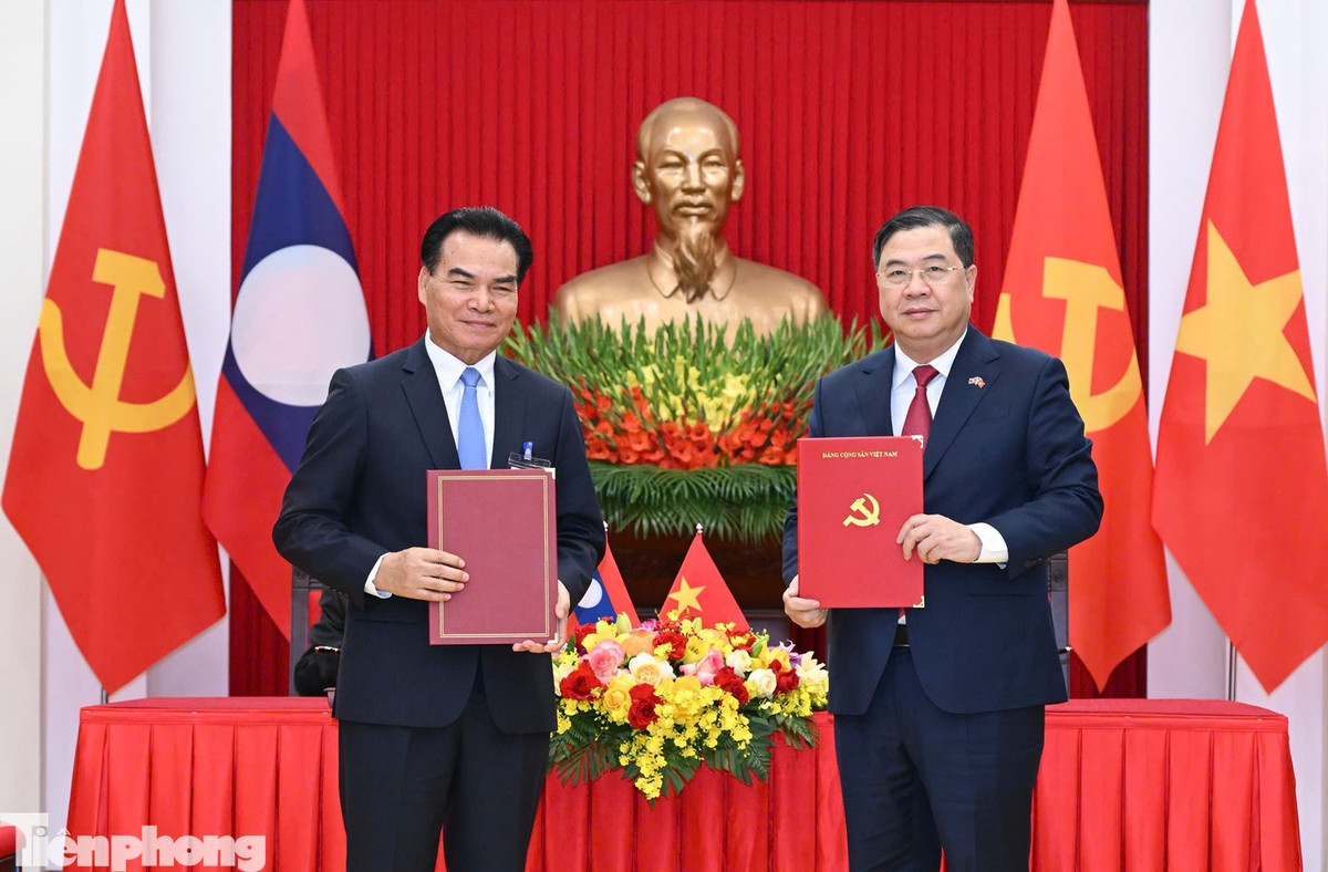 Hai nhà lãnh đạo chứng kiến lễ ký các văn kiện hợp tác. Ảnh: Như Ý