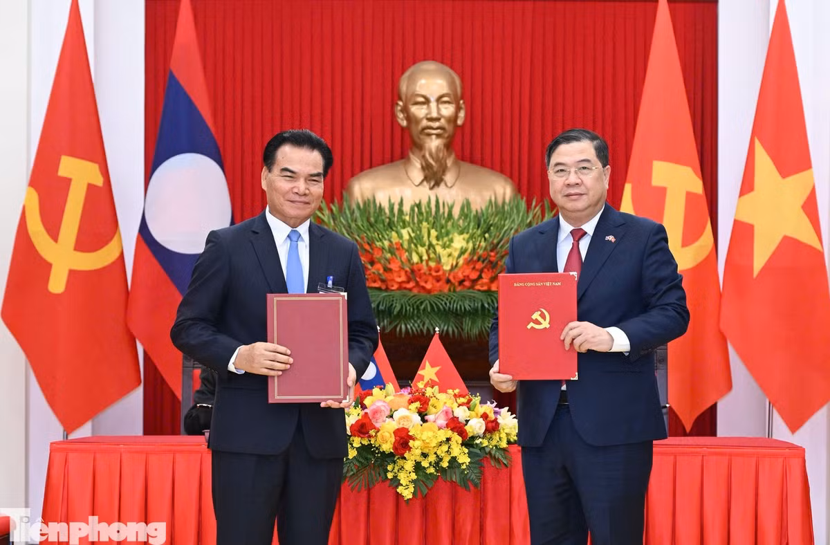 Hai nhà lãnh đạo chứng kiến lễ ký các văn kiện hợp tác. Ảnh: Như Ý