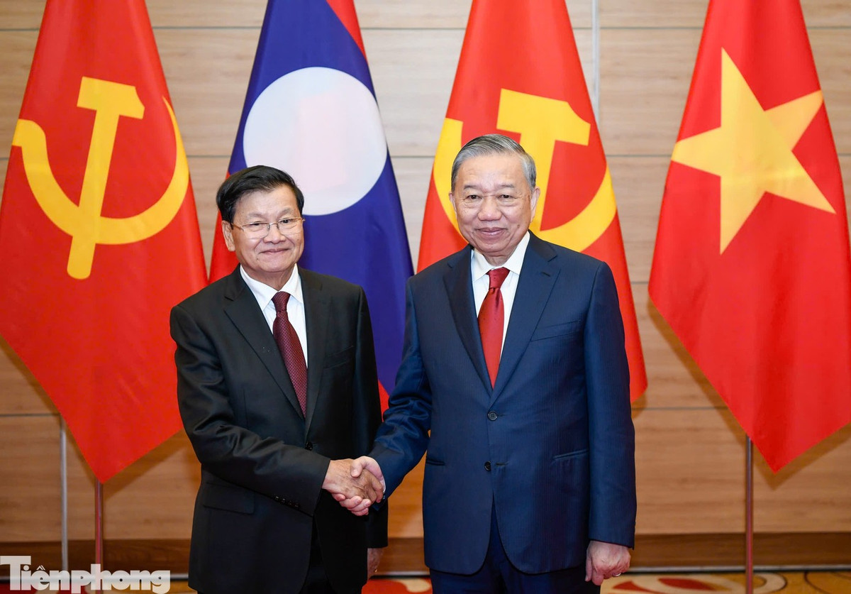 Tổng Bí thư Tô Lâm và Tổng Bí thư, Chủ tịch nước Lào Thongloun Sisoulith chụp ảnh chung trước cuộc hội đàm ngày 26/1. Ảnh: Như Ý