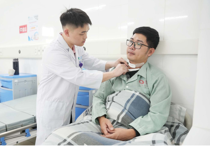 Thăm khám cho bệnh nhân sau phẫu thuật - Ảnh BVCC