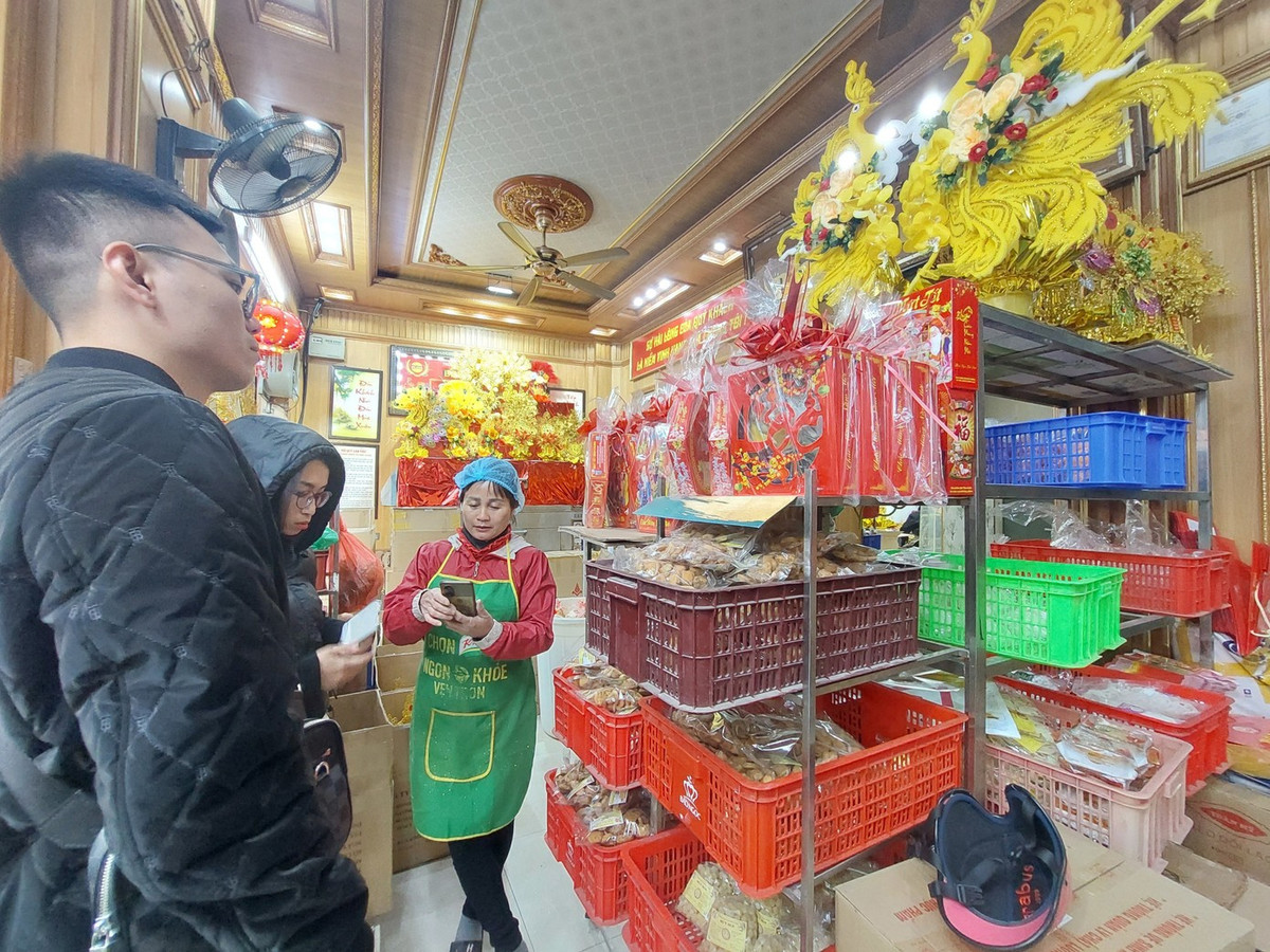 Người dân tham khảo các loại mứt Tết Ảnh: NGỌC LINH