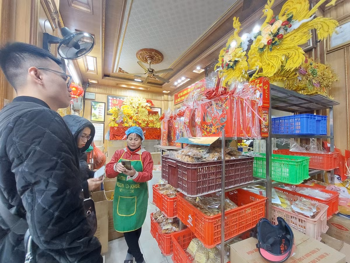 Người dân tham khảo các loại mứt Tết Ảnh: NGỌC LINH