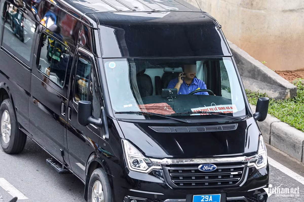 Trên nhiều tuyến đường ở Hà Nội, không khó để bắt gặp cảnh tài xế ô tô, xe máy sử dụng điện thoại khi lái xe. Các tài xế dùng điện thoại để gọi điện, nhắn tin... thậm chí là lướt mạng xã hội.