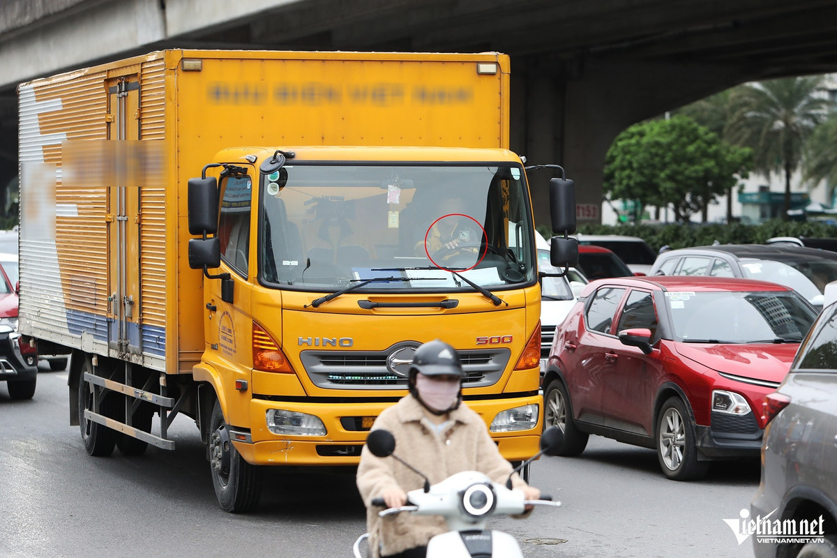 View -  Nhiều tài xế vẫn tay lái, tay 'lướt' điện thoại trên đường ở Hà Nội | Báo Tri thức và Cuộc sống - TIN TỨC PHỔ BIẾN KIẾN THỨC 24H