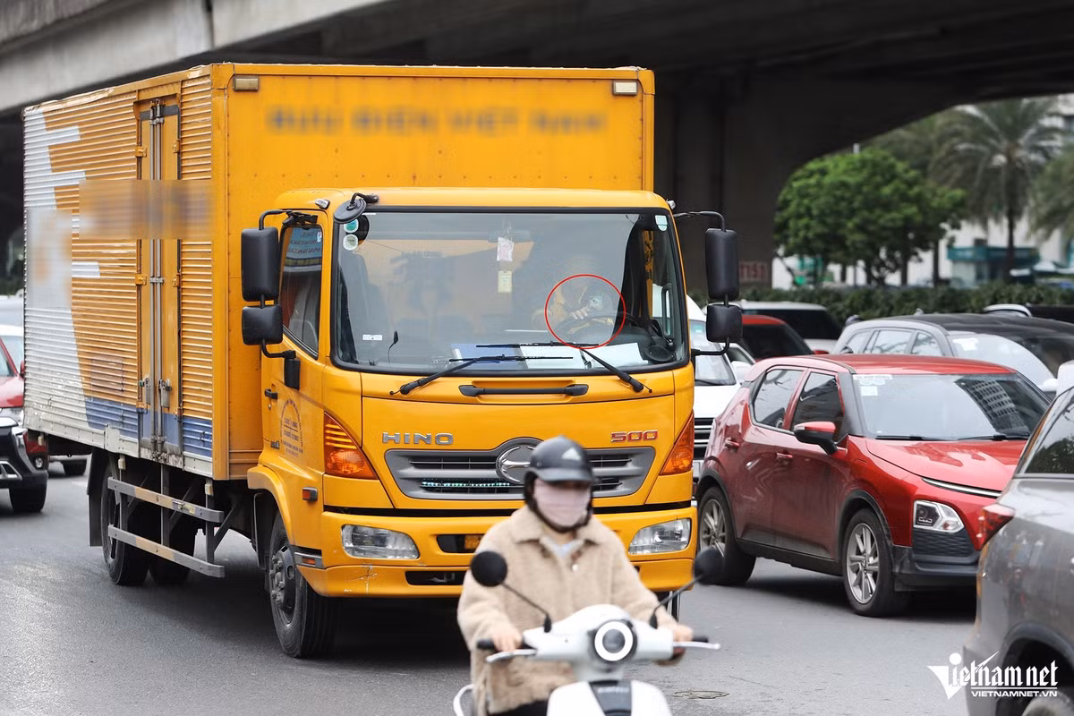 Theo khoản 6 Điều 9 Luật Trật tự, an toàn giao thông đường bộ 2024, nghiêm cấm hành vi dùng tay cầm và sử dụng điện thoại hoặc thiết bị điện tử khác khi điều khiển phương tiện tham gia giao thông đang di chuyển trên đường bộ. Điểm h khoản 5 Điều 6 Nghị định 168/2024 quy định xử phạt hành chính với số tiền từ 4-6 triệu đồng đối với người điều khiển ô tô có hành vi dùng tay cầm và sử dụng điện thoại hoặc các thiết bị điện tử khác khi điều khiển phương tiện tham gia giao thông đang di chuyển trên đường.